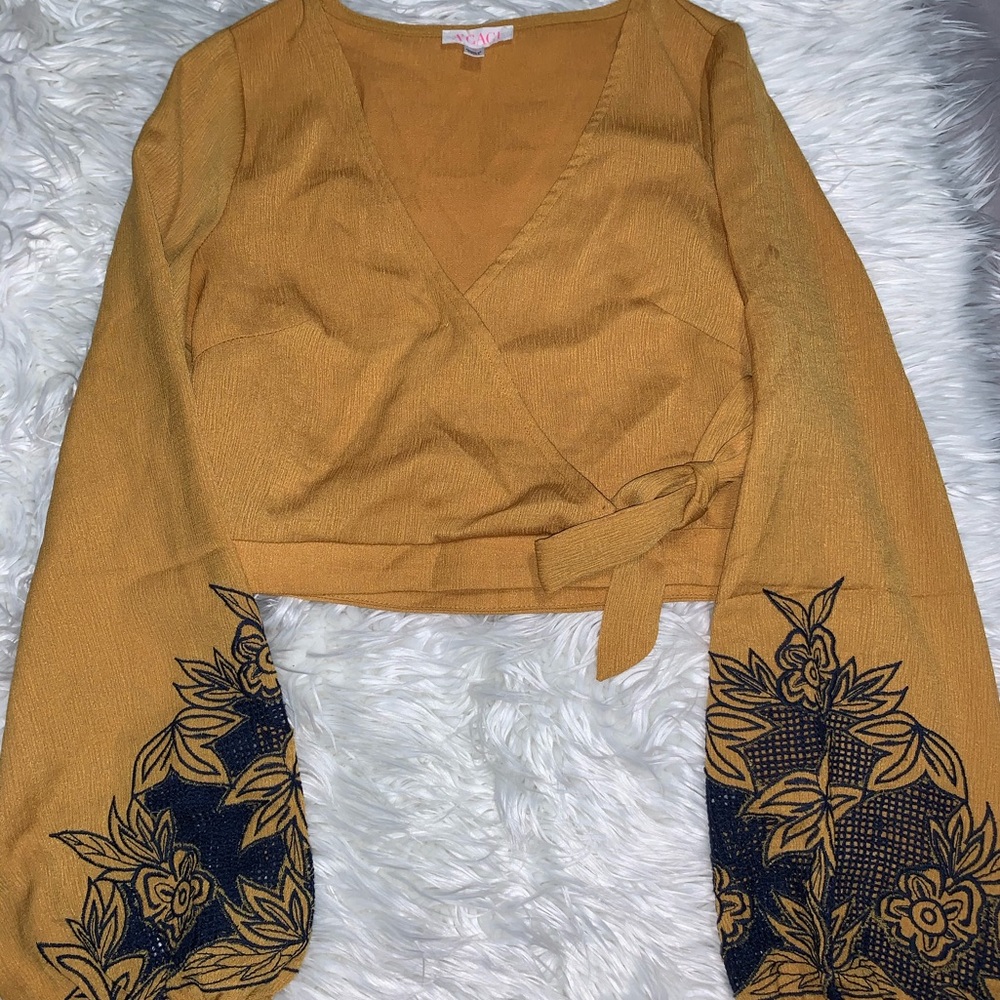 Crop top with long sleeves